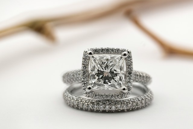 Weißer Saphir vs. Diamant: Welcher ist der perfekte Edelstein für Ihren Verlobungsring?